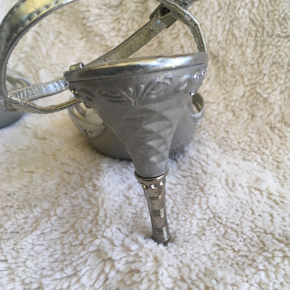 Silver heels - Picture 4 of 4